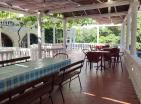 Wyprzedane : Duży dom-hotel w Sutomore nad morzem z restauracją na 47 miejsc noclegowych
