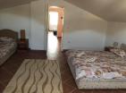 Dwupoziomowy apartament z jedną sypialnią w Sutomore na sprzedaż po obniżonej cenie