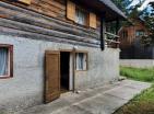 Na sprzedaż 3 piętrowy drewniany dom w Zabljak obok lasu