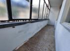 90m2 mieszkanie na sprzedaż w centrum Tivat, wymaga gruntownego remontu