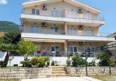 Mieszkanie w Herceg Novi w kompleksie mieszkalnym z basenem 300 m od morza