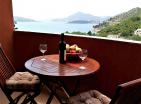 Trzypiętrowy mini-hotel na Sveti Stefan ze wspaniałym panoramicznym widokiem na morze