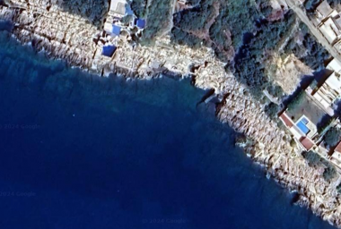 Ekskluzywna działka o powierzchni 805 m2 nad brzegiem morza w Utjeha na willę lub mini-hotel z basenem