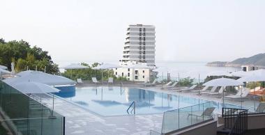 Luksusowy apartament z widokiem na morze 63 m2 w Status residence w Becici z basenem
