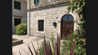 Mieszkanie 68m2 w starym kamiennym domu w Tivat, kilka kroków od wody i PortoMontenegro