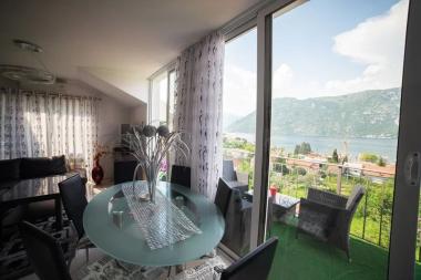 Dwie sypialnie mieszkanie 62 m2 w Stoliv z terrase i panoramicznym widokiem na Zatokę Kotorską