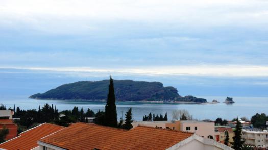 3 pokojowe mieszkanie w mieście Budva, w odległości 250 metrów od morza z pięknym widokiem