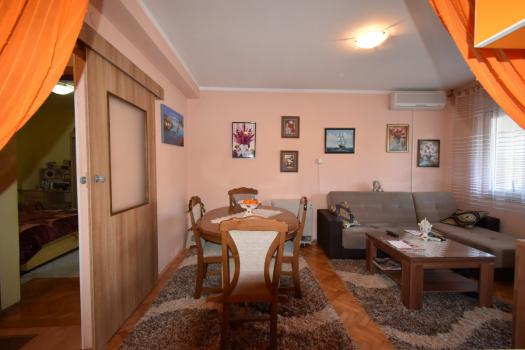 Bardzo ładne 3 pokojowe mieszkanie w mieście Tivat, zaledwie kilka kroków od morza