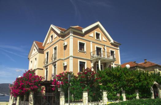 Mini-hotel na 12 apartamentów w pierwszej linii w Tivat