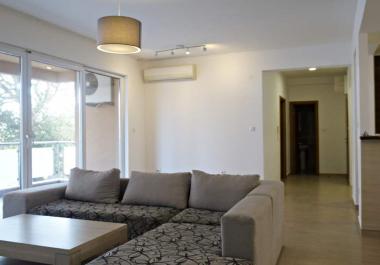 Sprzedawany jest przestronne 3-pokojowe mieszkanie w kompleksie z basenem w miejscowości Bečići