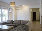 Sprzedawany jest przestronne 3-pokojowe mieszkanie w kompleksie z basenem w miejscowości Bečići