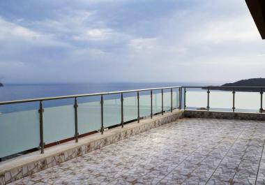 Sprzedawany jest dwupoziomowy penthouse z 3 sypialniami i widokiem na morze w miejscowości Bečići