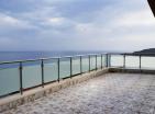 Sprzedawany jest dwupoziomowy penthouse z 3 sypialniami i widokiem na morze w miejscowości Bečići